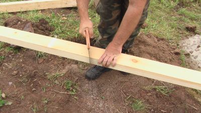 Pod wybranym kątem odmierzamy 5x10 cm kant&oacute;wki i tniemy