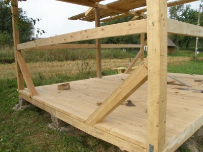 Przybijamy balustrady i dodatkowe oparcia