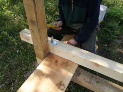 Przybijamy stalowy kątownik podtrzymujący g&oacute;rną belkę