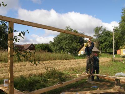 Przymocowujemy g&oacute;rną podtrzymującą belkę
