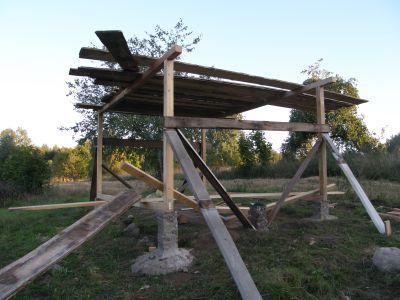 Umacniamy konstrukcję dla prac_dachowych i kładziemy deski