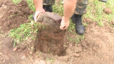 Wkładamy kamienie zalewamy mieszanką cementu i żwiru