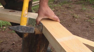 Zginamy stalową płytkę pod wybranym kątem i przybijamy ją