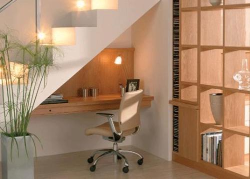 Miejsce pracy pod schodami