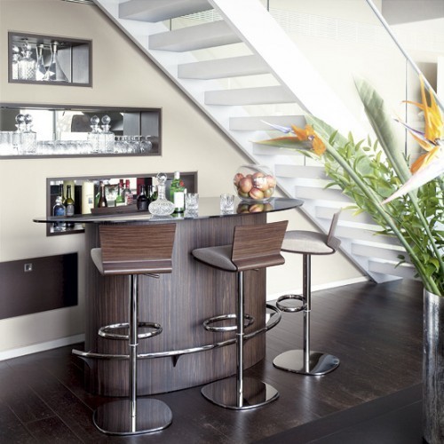 Pod schodami może też umieścić barek