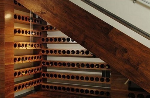 Przechowalnia wina pod schodami