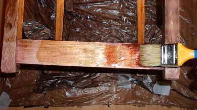 Bezbarwny, przejrzysty grunt. Widoczna faktura drewna.