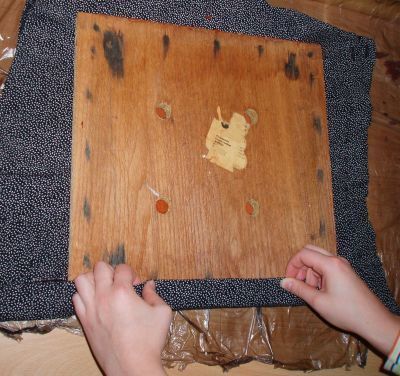 2 cm od krawędzi i jeszcze 1,5 na podwinięcie materiału.