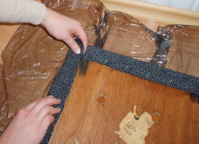 Dwie schylone krawędzie materiału schodzą się w narożniku.