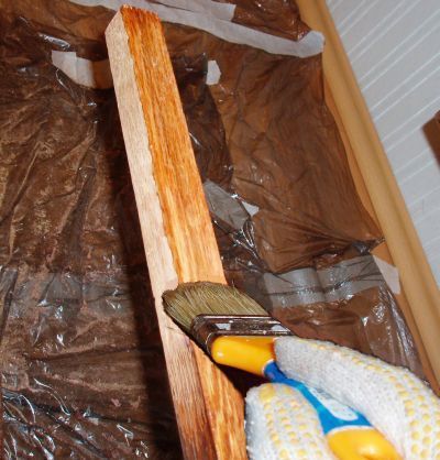 Grunt wypełnia wszystkie mikropory w drewnie.