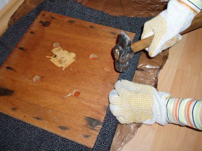 Nie mając zszywacza, materiał można przymocować za pomocą gwoździ.