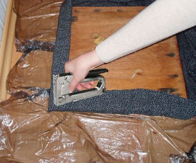 Mocowanie zszywaczem tapicerki w narożnikach