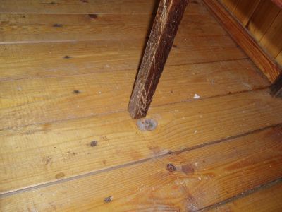 O to krzesło kot lubił ostrzyć pazury.