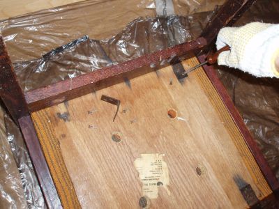 Odkręcamy detale mocujące.