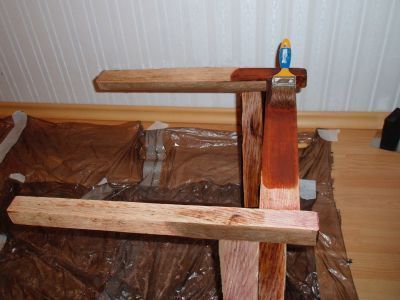 Pierwsza warstwa lakieru na zagruntowanej nawierzchni.