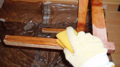 Po nawilżeniu drewna, widoczne są nie do końca wyszlifowane miejsca