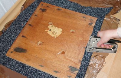 Przymocowanie tapicerki zaczynamy od środka krawędzi.