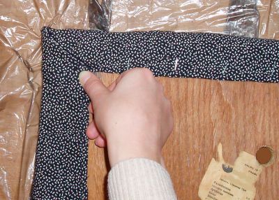 Przytrzymujemy materiał przy narożniku.