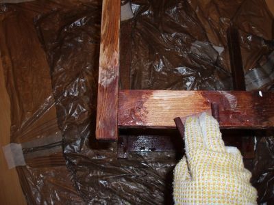 Od wilgotnego ścierania stary lakier zamienia się w gęstą masę