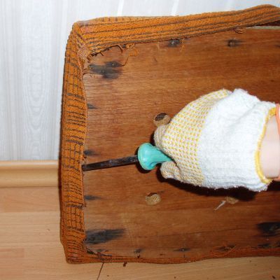 Nie mając łapki do gwoździ tapicerkę należy po prostu oderwać.