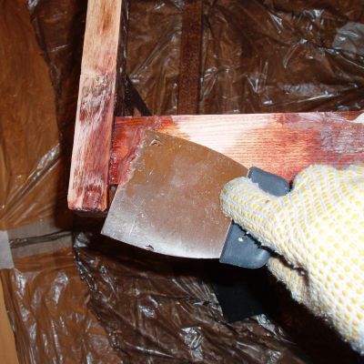 Usuwanie starego lakieru.