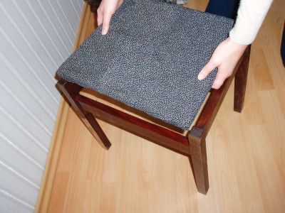 Wstawianie siedziska w ramę krzesła.