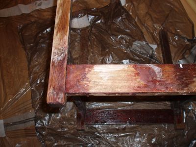 Z pod starej warstwy lakieru jest już widoczne drewno.