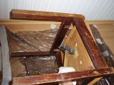 Zdejmujemy siedzisko wybijając je lekko młotkiem.