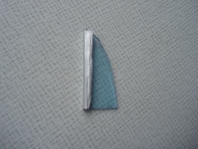 Kolorowe szkło wkłada się w ołowiany profil