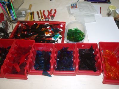 Przygotowane szkła i narzędzia w pracowni witrażu