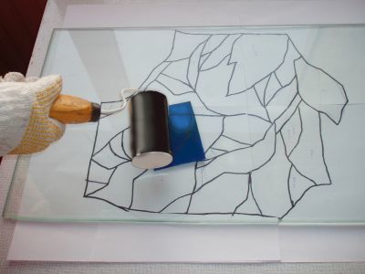 Wyr&oacute;wnanie folii za pomocą wałka