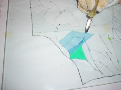 Za pomocą noża według linii rysunku obetnijcie tę folię