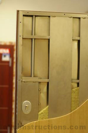 Zamek dodatkowo zabezpiecza metalowa skrzynia.