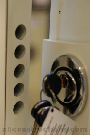 Boczne miejsca skrzydła i ościeżnicy, w kt&oacute;rych są rygle i gniazda muszą być bardzo mocne.