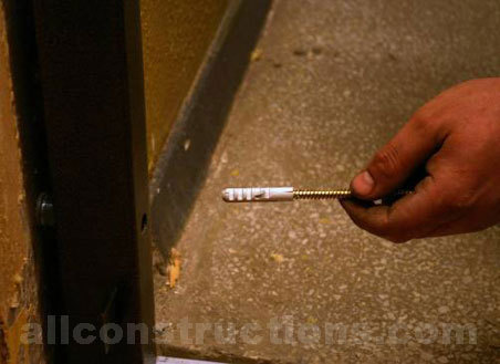 Wbijanie śrub mocujących