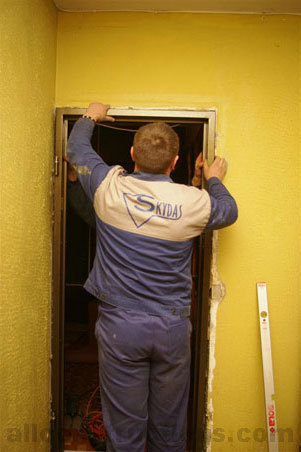 Montowanie ościeżnicy.