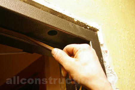 Przyklejanie uszczelki naokoło całej ościeżnicy.