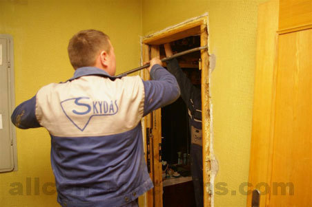 Usuwanie starej ościeżnicy.