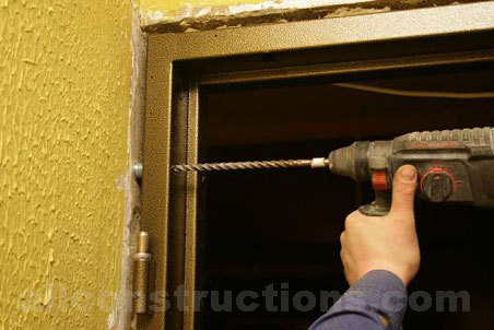 Wiercenie otwor&oacute;w przez otwory w tulejkach