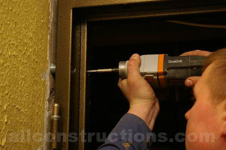 Wkręcanie kołk&oacute;w do ściany