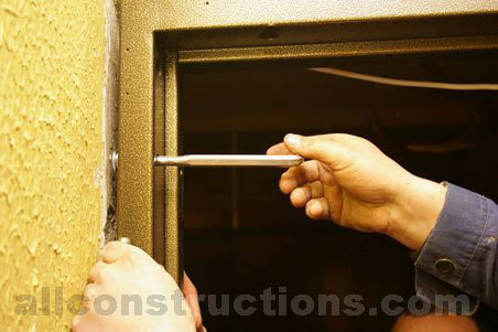 Wkręcanie tulejki, aż się oprze o ścianę.