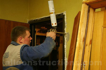 Wypełnianie szczelin pianką montażową.